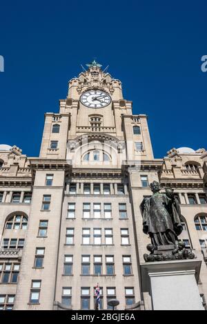 Statue auf dem Pro Patria Monument vor dem Royal Liver Building am Pier Head in Liverpool Stockfoto
