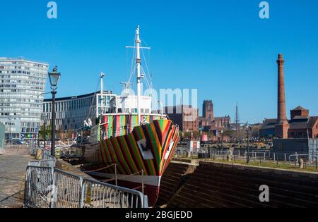 Das Dazzle Schiff Edmund Gardner im Canning Dock, Liverpool. Erste Trockendocks in Liverpool Stockfoto