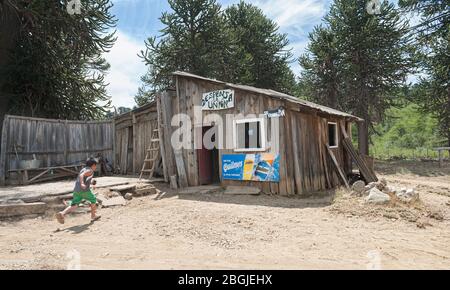 Neuquen, Argentinien - Januar 13 2014: Ein Kind, das Mapuche spielt. Es ist ein Geschäft mitten in den Anden, in der Nähe des Lanin National Park im Süden Stockfoto