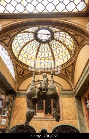 Statue des Königs Wenzel reitet auf einem umgekehrten toten Pferd, das von der Decke des Jugendstil-Lucerna-Palastes in Prag hängt. Erstellt von Prager Künstler Stockfoto