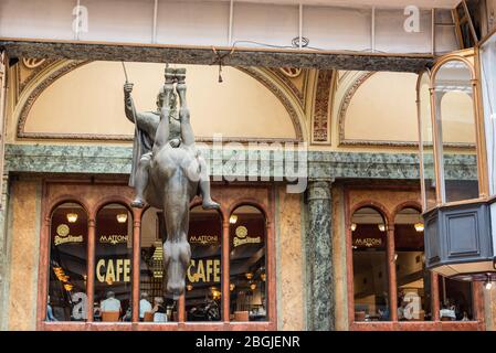 Statue des Königs Wenzel reitet auf einem umgekehrten toten Pferd, das von der Decke des Jugendstil-Lucerna-Palastes in Prag hängt. Erstellt von Prager Künstler Stockfoto