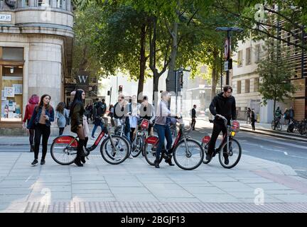 Gruppe junger Radsportler auf Santander-Rädern auf dem Bürgersteig in Bloomsbury Central London Stockfoto