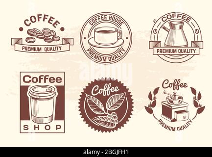 Vintage Hand gezeichnet heißen Getränken Kaffee Logos mit Becher und Bohnen. Isolierte Vektoretiketten für Cafés. Etiketten für Kaffee oder Tasse zur Illustration von Menügetränken Stock Vektor