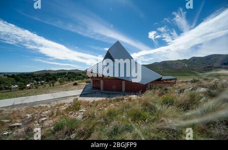 Villa serrana La Gruta, Sierra de la Ventana, Argentinien - März 30 2014: Blick auf die Kirche Nuestra Señora de Fátima und ihr modernes Design Stockfoto