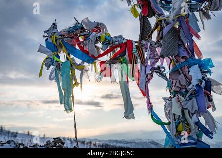 Das buddhistische Erleuchtungsbete im Winter an sonnigen Tagen auf der Insel Ogoy, dem Baikalsee, Russland Stockfoto