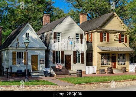 Gebäude aus dem Kolonialstil in Williamsburg an der Duke of Gloucester Street. Stockfoto