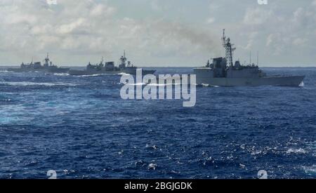 HMCS Athabascan (DDG 282) im September 2015 mit HMCS Halifax (FFH 330) und HMCS Montreal (FFH 336). Stockfoto