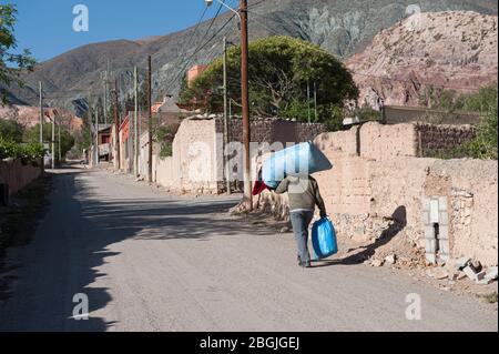 Arbeiter der Stadt Purmamarca voller Farben Stockfoto