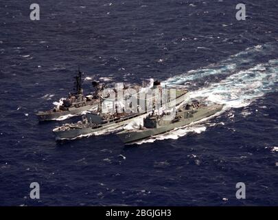 HMCS Provider (AOR 508) Betankung HMAS Darwin (FFG 04) und USS Berkeley (DDG-15) 1986. Stockfoto