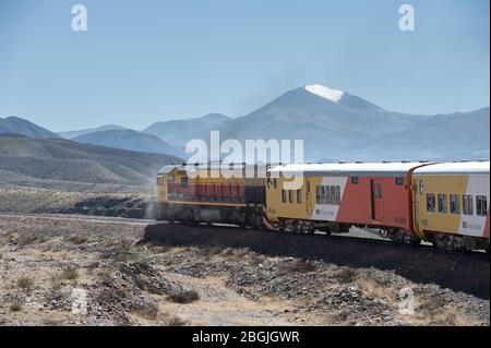 San Antonio de los Cobres, Salta, Argentinien - August 31 2012: Blick auf die Lokomotive und Wagen der tren a las nubes und die Landschaft des Hochs Stockfoto