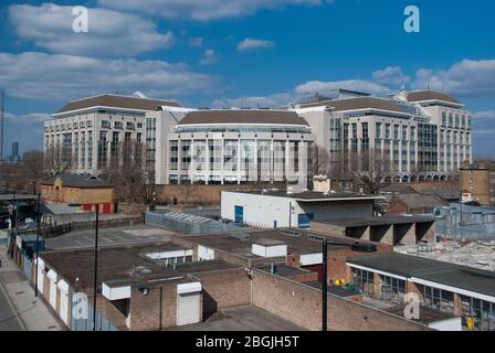 Neunziger modernistisches Gebäude Steinglasfassade Elevation Mulberry Place, 5 Clove Crescent, London E14 von Sten Samuelson Stockfoto