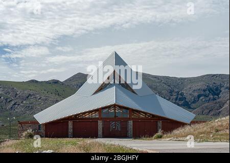 Villa serrana La Gruta, Sierra de la Ventana, Argentinien - März 30 2014: Blick auf die Kirche Nuestra Señora de Fátima und ihr modernes Design Stockfoto