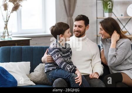 Porträt von lächelndem Vater, Mutter und Sohn. Glückliche Familie Zeit zusammen zu Hause verbringen. Niedlichen Jungen mit Mama und Papa spielen zu Hause. Zeit für die Familie Stockfoto