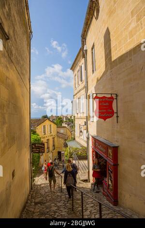 Saint Emilion, Frankreich - 11 August, 2019: die Menschen genießen den Blick auf das Zentrum der alten mittelalterlichen Stadt Saint Emilion, in Aquitanien, Frankreich Stockfoto
