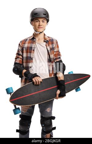 Teenager, der einen Helm, Schutzpolster und ein Longboard auf weißem Hintergrund isoliert trägt Stockfoto