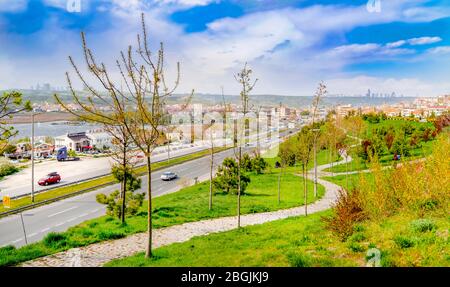 Ankara/Türkei-April 28 2019: Alparslan Turkes Park nahe dem Mogan See mit Golbasi Stadt Stockfoto