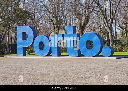 Riesige blaue Buchstaben PORTO ist ein Stadtsymbol in den Gärten des Kristallpalastes - Jardins do Palacio de Cristal: Porto, Portugal - 10. Januar 2020 Stockfoto