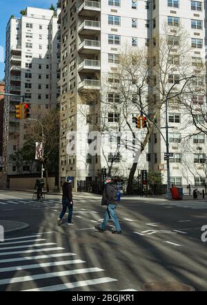 Menschen, die im April 2020 während der COVID-19-Pandemie auf der 2nd Avenue in New York City spazieren. Stockfoto