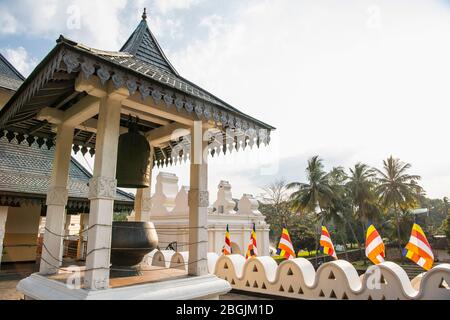 Glocke am Schrein des heiligen Zahnrelikums in Kandy / Sri Lanka Stockfoto