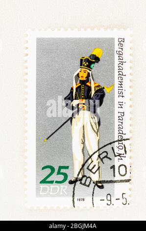 SEATTLE WASHINGTON - 21. April 2020: Nahaufnahme der DDR-Briefmarke mit der Mountain Academy Parade Uniform des Bergbaus und der Metallurgie. Scott # 1908 Stockfoto