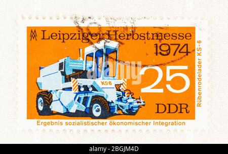 SEATTLE WASHINGTON - 20. April 2020: Deutsche Briefmarke mit Rübenrodelschlitten zur Leipziger Herbstmesse und sozialistischer Leistung. Stockfoto