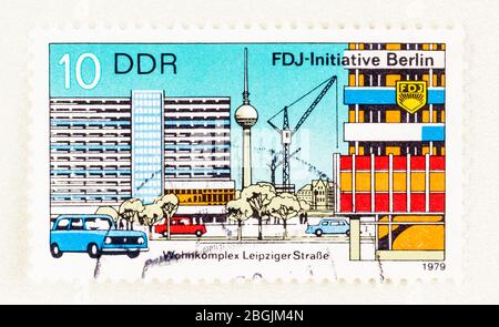 SEATTLE WASHINGTON - 21. April 2020: Nahaufnahme der DDR-Briefmarke mit Wohnapartmentkomplexen an der Leipziger Straße. Scott # 2011 Stockfoto