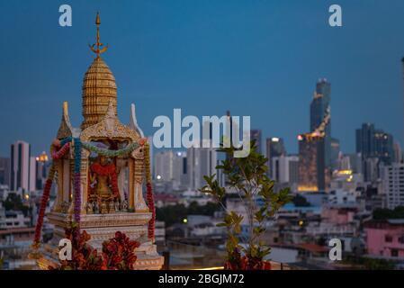 Geisterhaus auf einem Dach in Bangkok Stockfoto