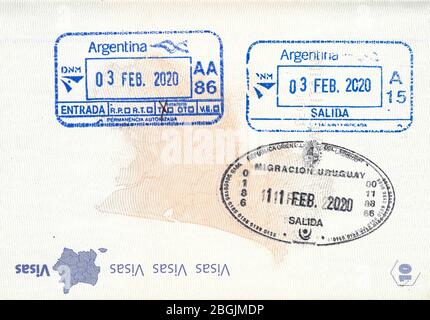 Briefmarken von Argentinien und Uruguay in französischem Pass Stockfoto