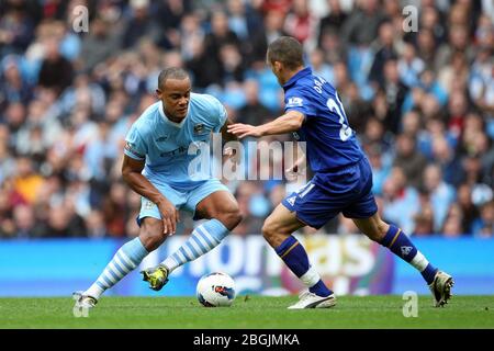 MANCHESTER, ENGLAND - Vincent Kompany von Manchester City in Aktion mit Evertons Leon Osman während des Premier League-Spiels zwischen Manchester City und Everton im Etihad Stadiun, Manchester am Samstag, 24. September 2011. Das Foto darf nur für redaktionelle Zwecke in Zeitungen und/oder Zeitschriften verwendet werden, eine Lizenz ist für kommerzielle Zwecke erforderlich Stockfoto