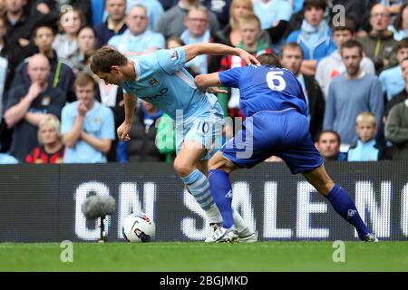 MANCHESTER, ENGLAND - Edin Dzeko von Manchester City kämpft am Samstag, 24. September 2011, im Etihad Stadiun, Manchester, während des Premier League-Spiels zwischen Manchester City und Everton mit Evertons Phil Jagielka. Das Foto darf nur für redaktionelle Zwecke in Zeitungen und/oder Zeitschriften verwendet werden, eine Lizenz ist für kommerzielle Zwecke erforderlich Stockfoto