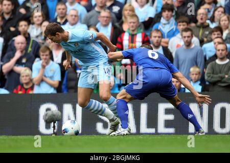 MANCHESTER, ENGLAND - Edin Dzeko von Manchester City kämpft am Samstag, 24. September 2011, im Etihad Stadiun, Manchester, während des Premier League-Spiels zwischen Manchester City und Everton mit Evertons Phil Jagielka. Das Foto darf nur für redaktionelle Zwecke in Zeitungen und/oder Zeitschriften verwendet werden, eine Lizenz ist für kommerzielle Zwecke erforderlich Stockfoto