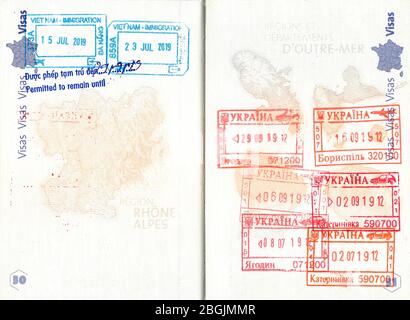 Briefmarken von Vietnam und der Ukraine in französischem Pass Stockfoto