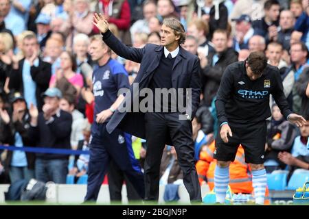 MANCHESTER, ENGLAND - Manchester City Manager Roberto Mancini während des Premier League Spiels zwischen Manchester City und Everton im Etihad Stadiun, Manchester am Samstag, 24. September 2011. Das Foto darf nur für redaktionelle Zwecke in Zeitungen und/oder Zeitschriften verwendet werden, eine Lizenz ist für kommerzielle Zwecke erforderlich Stockfoto