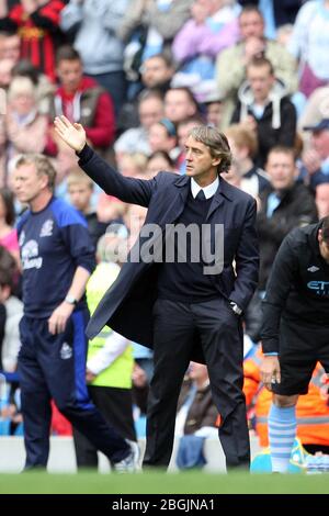 MANCHESTER, ENGLAND - Manchester City Manager Roberto Mancini während des Premier League Spiels zwischen Manchester City und Everton im Etihad Stadiun, Manchester am Samstag, 24. September 2011. Das Foto darf nur für redaktionelle Zwecke in Zeitungen und/oder Zeitschriften verwendet werden, eine Lizenz ist für kommerzielle Zwecke erforderlich Stockfoto