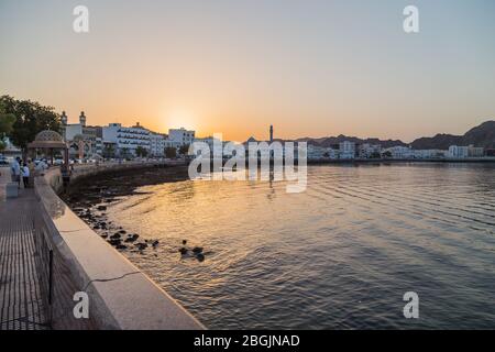 Sonnenuntergang über dem arabischen Meer am Hafen in Maskat, Oman Stockfoto