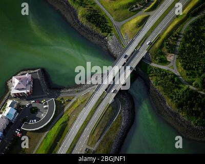 Luftaufnahme der Brücke über den milchig grünen Fluss in Reykjavik Stockfoto