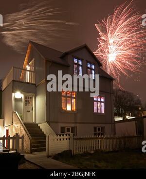 Traditionelles Haus in der Innenstadt von Reykjavik am Silvesterabend Stockfoto