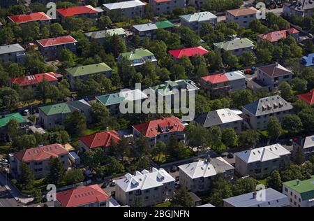 Luftaufnahme des Vorstadtgebiets in der isländischen Hauptstadt Reykjavik Stockfoto