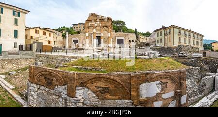 Panorama des Kapitoliums von Brixia (oder Tempel der Kapitolinischen Triade in Brescia). Der Haupttempel im Zentrum der römischen Stadt Brescia Stockfoto