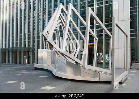 Rahmen-Hoops von Landschaft zu Porträt Skulpturenloops Jubilee Park Bank St, Canary Wharf, London E14 5JP von Chris Wilkinson Eyre Architects Stockfoto