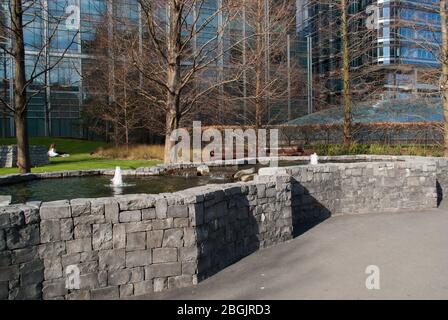 Rahmen Hoops Skulpturenschlaufen Jubilee Park Bank St, Canary Wharf, London E14 5JP Stockfoto