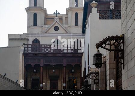 Die koptisch-orthodoxe Kirche der Heiligen Jungfrau Maria, auch bekannt als die Hängende Kirche, Kom Ghorab, Alt-Kairo, Ägypten. Stockfoto