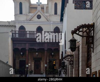 Die koptisch-orthodoxe Kirche der Heiligen Jungfrau Maria, auch bekannt als die Hängende Kirche, Kom Ghorab, Alt-Kairo, Ägypten. Stockfoto