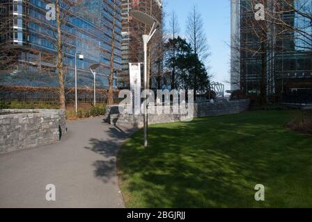 Rahmen Hoops Skulpturenschlaufen Jubilee Park Bank St, Canary Wharf, London E14 5JP Stockfoto