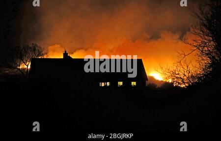 Ballycastle, Nordirland. April 2020. Ein Wildfeuer fährt fort, um das Dorf Armoy in der Grafschaft Antrim zu verklagen, mehr als 70 Feuerwehrleute waren heute am Tatort, eine Reihe von Bauernhäusern sind in der Nähe des Feuers. PIC Steven McAuley/McAuley Multimedia Credit: Steven McAuley/Alamy Live News Stockfoto