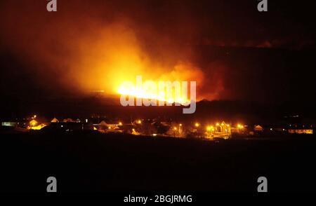 Ballycastle, Nordirland. April 2020. Ein Wildfeuer fährt fort, um das Dorf Armoy in der Grafschaft Antrim zu verklagen, mehr als 70 Feuerwehrleute waren heute am Tatort, eine Reihe von Bauernhäusern sind in der Nähe des Feuers. PIC Steven McAuley/McAuley Multimedia Credit: Steven McAuley/Alamy Live News Stockfoto