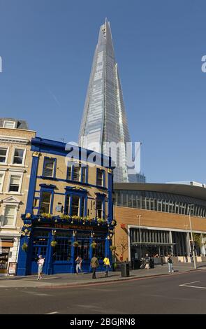 Der Shard erhebt sich über den viktorianischen Gebäuden in der Tooley Street in London, Großbritannien Stockfoto