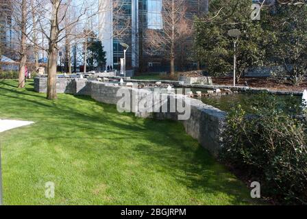 Rahmen Hoops Skulpturenschlaufen Jubilee Park Bank St, Canary Wharf, London E14 5JP Stockfoto