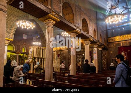 Innenansicht der koptisch-orthodoxen Kirche der Heiligen Jungfrau Maria, auch bekannt als die Hängende Kirche, Kom Ghorab, Alt-Kairo, Ägypten. Stockfoto