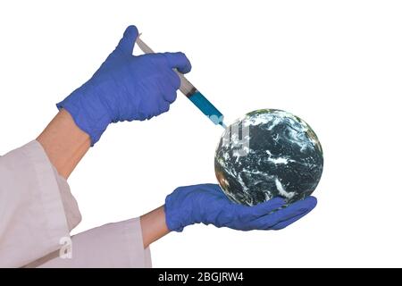 Handschuh Putting Covid-19 Impfstoff auf den Weltball, Coronavirus-Impfstoff. Elemente dieses Bildes werden von der NASA bereitgestellt Stockfoto